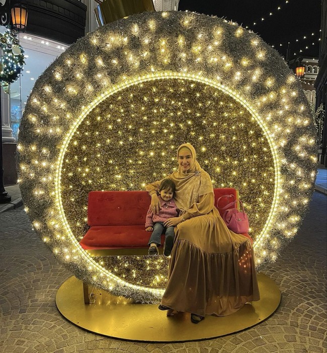 Aktris dan pembawa acara ini mengungkapkan jarang mengabadikan momen bersama ketika liburan. MasyaALLAH tabarakALLAH.. Alhamdulillah ada lagi foto ber3 .. hehe liburan kali ini agak susah foto bertiga karena aba @habibusmanbinyahya paling ga mau ngerepotin orang lain, kedua kita emang males foto karena fokus sm si @khalisaworld yang lagi aktif aktifnya buangeeeett dan emang mau menikmati keriwehan aja hahahhaaa, tulis akun Instagramnya @kartikaputriworld. Foto: Dok. Instagram @kartikaputriworld.
