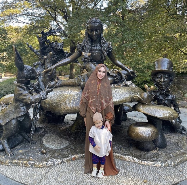 Ia menambahkan apalagi liburan membawa sang buah hati, Khalisa Aghnia Bahira. Ia ingin menikmati momen ketika liburan dan tidak mau makeup agar waktunya tidak terbuang percuma. Apalagi bawa si bayi hmm kaya buang waktu hahahaha bisa rapi aja sudah alhamdulillah hehe, lanjut Kartika Putri. Foto: Dok. Instagram @kartikaputriworld.