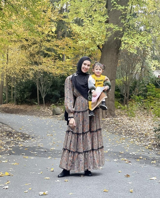 Istri Usman bin Yahya itu menyebutkan rasa syukurnya karena bisa liburan keliling beberapa negara bagian di Negeri Paman Sam tersebut. MasyaALLAH TabarakALLAH.. menurut pengalaman aku yang terpenting dr liburan adalah Bersyukur.. Bersyukur dikasih umur, kesempatan, waktu , kesehatan , rezeki, dan kemudahan… makanya salah klo orang meninggalkan kewajiban saat liburan.. (sholat 5 waktu, makan yang halal, jaga aurat, sedekah , adab yang baik,dll) pokoknya harus tetap menjaga dengan baik kewajiban kita sebagai umat yang baik. Biar nikmatnya ALLAH tambah dan ada keberkahan dalam setiap langkah kita aamiin, tutunya. Foto: Dok. Instagram @kartikaputriworld.