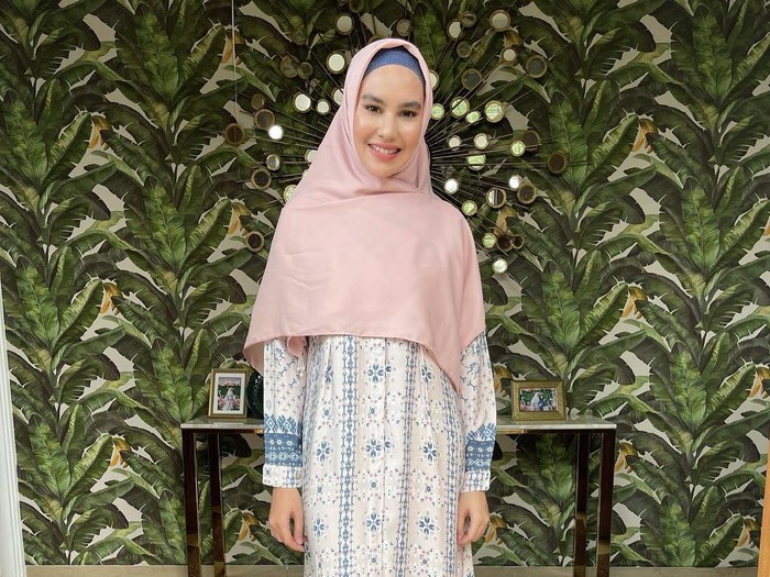 Kartika Putri yang jarang makeup saat liburan.
