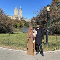 Warganet pun ada yang bertanya mengapa Kartika Putri memilih untuk tidak makeup saat liburan. Wanita yang berusia 30 tahun ini pun langsung menjawab alasannya. Buat yang tanya kenapa aku jarang make up.. jawabannya biar ga repot hapus make up saat mau wudhu.., jawabnya. Foto: Dok. Instagram @kartikaputriworld.