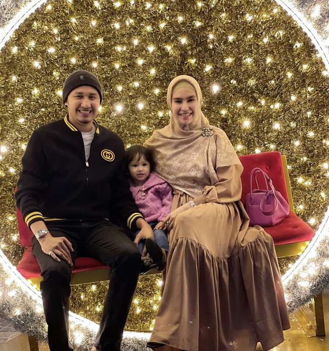 Kartika Putri mengunggah momen liburan bersama keluarga kecilnya di akun Instagramnya @kartikaputriworld. Dalam unggahan tersebut, Kartika terlihat tidak menggunakan makeup. Foto: Dok. Instagram @kartikaputriworld.