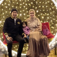 Kartika Putri mengunggah momen liburan bersama keluarga kecilnya di akun Instagramnya @kartikaputriworld. Dalam unggahan tersebut, Kartika terlihat tidak menggunakan makeup. Foto: Dok. Instagram @kartikaputriworld.