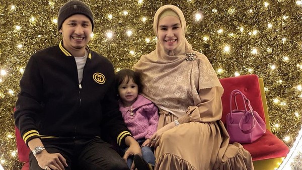 8 Foto Kartika Putri Liburan di AS Jarang Makeup Demi Tak Repot Saat Wudhu