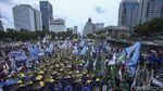 Aksi Buruh di Patung Kuda Kawal Sidang Putusan UU Cipta Kerja