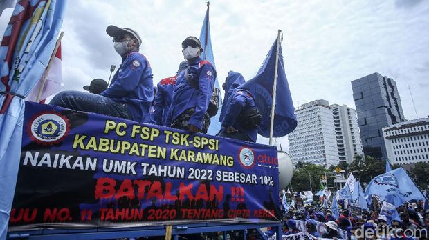 Kawal Sidang Omnibus Law, Buruh Gelar Aksi di Patung Kuda Sejumlah massa buruh gelar aksi di kawasan Patung Kuda, Jakarta. Aksi itu digelar untuk memantau jalannya putusan sidang MK terkait UU Cipta Kerja.