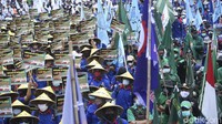 Aksi tersebut digelar dalam rangka memantau jalannya putusan sidang MK terkait UU Cipta Kerja.
