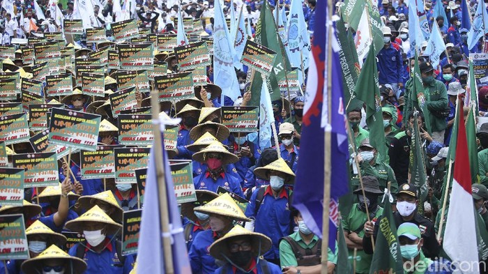 Sejumlah massa buruh gelar aksi di kawasan Patung Kuda, Jakarta. Aksi itu digelar untuk memantau jalannya putusan sidang MK terkait UU Cipta Kerja.