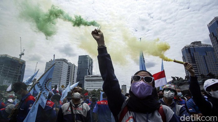 Sejumlah massa buruh gelar aksi di kawasan Patung Kuda, Jakarta. Aksi itu digelar untuk memantau jalannya putusan sidang MK terkait UU Cipta Kerja.