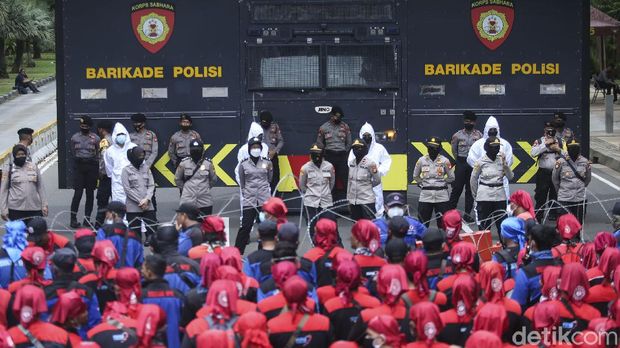 Kawal Sidang Omnibus Law, Buruh Gelar Aksi di Patung Kuda Sejumlah massa buruh gelar aksi di kawasan Patung Kuda, Jakarta. Aksi itu digelar untuk memantau jalannya putusan sidang MK terkait UU Cipta Kerja.