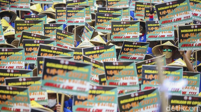 Sejumlah massa buruh gelar aksi di kawasan Patung Kuda, Jakarta. Aksi itu digelar untuk memantau jalannya putusan sidang MK terkait UU Cipta Kerja.