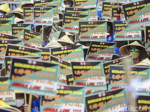 Aksi Buruh di Patung Kuda Kawal Sidang Putusan UU Cipta Kerja