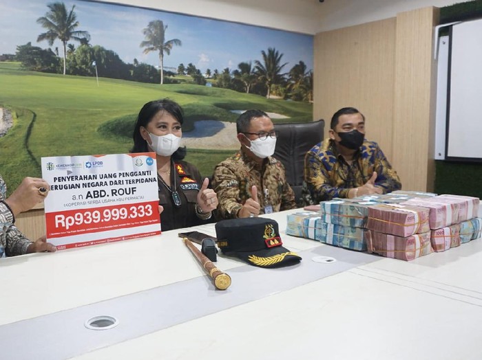 Kejakasaan Negeri Jepara, Jawa Tengah mengembalikan uang hasil korupsi senilai Rp 1 miliar kepada Lembaga Pengelola Dana Bergulir Koperasi, Usaha Mikro, Kecil dan Menengah (LPDB-KUMKM), Jepara, Kamis (25/11/2021).