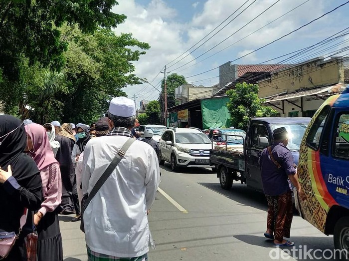 Kemacetan di Pasar Kliwon lokasi haul Habib Ali di Solo, Kamis (25/11/2021).