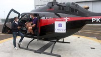 General Manager TREVO Brandon Curson (kiri) memperlihatkan aplikasi TREVO kepada Director of Marketing and Business Development Whitesky Ari Nurwanda (kanan) usai penandatanganan kerja sama di Cengkareng Heliport, Tangerang, Banten.
