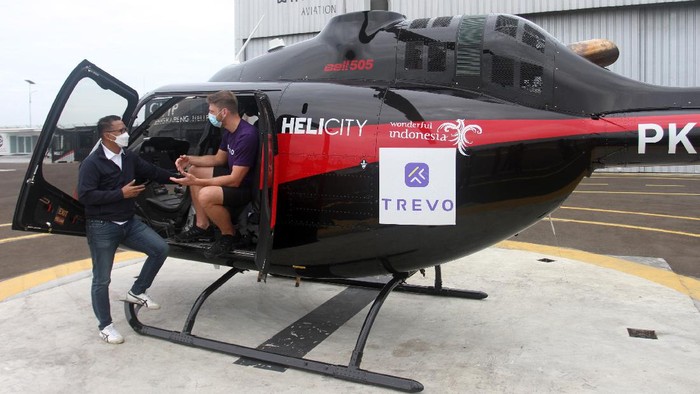 KERJA SAMA PENYEWAAN HELIKOPTER General Manager TREVO Brandon Curson (kiri) memperlihatkan aplikasi TREVO kepada Director of Marketing and Business Development Whitesky Ari Nurwanda (kanan) usai penandatanganan kerja sama di Cengkareng Heliport, Tangerang, Banten, Rabu (24/11/2021). Bekerja sama dengan operator helikopter Whitesky Aviation, TREVO kini menjadi satu-satunya aplikasi transportasi yang menyediakan opsi sewa helikopter di Ibu kota Jakarta. ANTARA FOTO/Muhammad Iqbal/wsj.