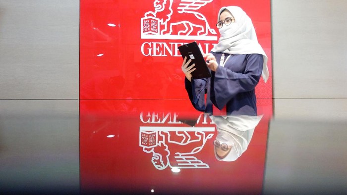 Kinerja Roboarms Generali Tembus Diatas 40% Chief Executive Officer PT Asuransi Jiwa Generali Indonesia (Generali) Edy Tuhirman (kiri) Chief Agency Officer Sastradinata (kanan), berbincang dengan nasabah Generali Silvia Laura di Generali Tower, Jakarta, Kamis (24/11). Kinerja ROBOARMS Generali menunjukkan hasil yang terus optimal, bahkan nilainya hingga di atas IHSG. Hingga September 2021, 97% kinerja polis investasi nasabah yang sudah mengaktifkan ROBOARMS mayoritas kinerjanya di atas IHSG, bahkan diantaranya hingga mencapai lebih dari 40% di atas IHSG.