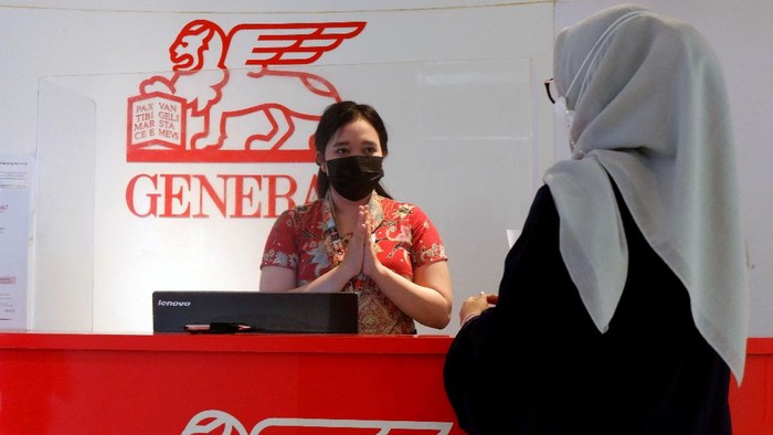 Kinerja Roboarms Generali Tembus Diatas 40% Chief Executive Officer PT Asuransi Jiwa Generali Indonesia (Generali) Edy Tuhirman (kiri) Chief Agency Officer Sastradinata (kanan), berbincang dengan nasabah Generali Silvia Laura di Generali Tower, Jakarta, Kamis (24/11). Kinerja ROBOARMS Generali menunjukkan hasil yang terus optimal, bahkan nilainya hingga di atas IHSG. Hingga September 2021, 97% kinerja polis investasi nasabah yang sudah mengaktifkan ROBOARMS mayoritas kinerjanya di atas IHSG, bahkan diantaranya hingga mencapai lebih dari 40% di atas IHSG.