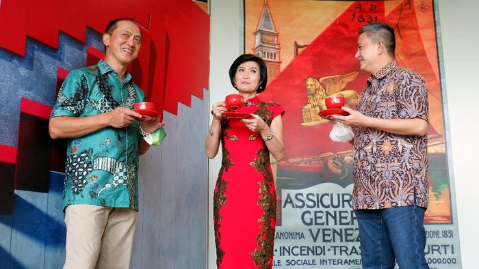 Chief Executive Officer  PT Asuransi Jiwa Generali Indonesia (Generali) Edy Tuhirman (kiri) Chief Agency Officer  Sastradinata (kanan), berbincang dengan  nasabah Generali  Silvia Laura di Generali Tower, Jakarta, Kamis (24/11). Kinerja ROBOARMS Generali menunjukkan hasil yang terus optimal, bahkan nilainya hingga di atas IHSG. Hingga September 2021, 97% kinerja polis investasi nasabah yang sudah mengaktifkan ROBOARMS mayoritas kinerjanya di atas IHSG, bahkan diantaranya hingga mencapai lebih dari 40% di atas IHSG.