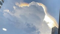 Warga mengabadikan momen awan menutupi cahaya langit sekitar pukul 14.52 WIB (Dok Lailani)