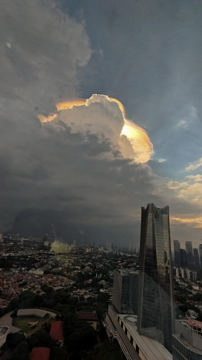 Langit Jakarta, Kamis (25/11) Siang Diambil dari Setiabudi, Jaksel