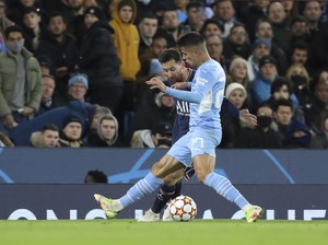 PSG Kalah, tapi Hobi Messi Kolongi Pemain City Masih Lanjut