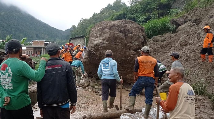 Tebing 50 meter di Magetan longsor. Longsor menimpa rumah warga Dusun Wonomulyo, Desa Genilangit, Kecamatan Poncol.