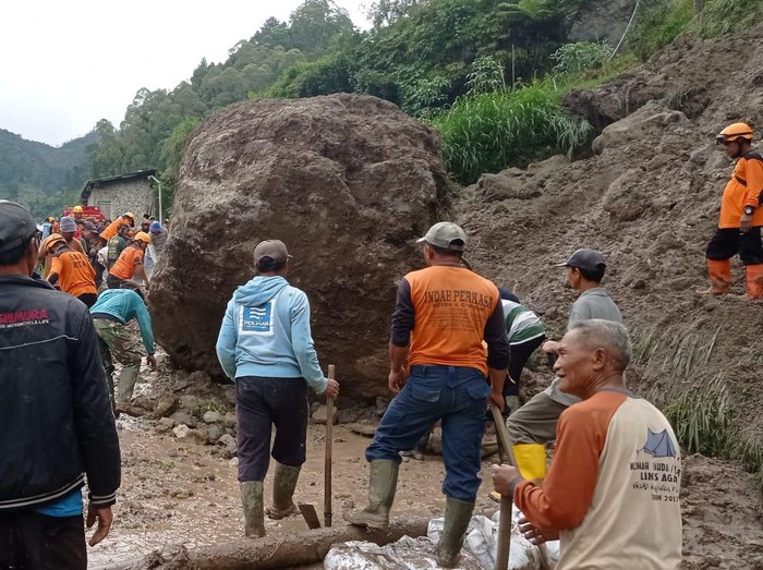 Tebing 50 meter di Magetan longsor. Longsor menimpa rumah warga Dusun Wonomulyo, Desa Genilangit, Kecamatan Poncol.