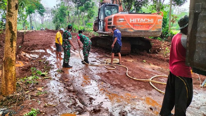 longsoran tanah dari sawah atau tegalan tutup jalan desa sepanjang 1 Km