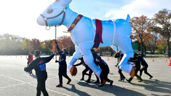 Boneka gemas ini juga perdana ikut dalam parade besar ini. Balon ini nanti akan digerakan oleh orang-orang hingga dia terlihat berjingkrak di jalanan Kota New York. (Eugene Gologursky/Getty Images via CNN)