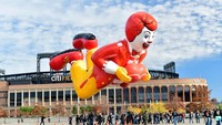 Siapa yang tak kenal dengan salah satu ikon resotran fast food besar di dunia? Ternyata karakter ini telah bergabung semenjak tahun 1987. Dan balon sekarang adalah upgrade terbarunya. (Eugene Gologursky/Getty Images via CNN)