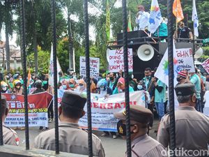 Minta Kenaikan UMK 10%, Massa Buruh Geruduk Kantor Bupati Demak