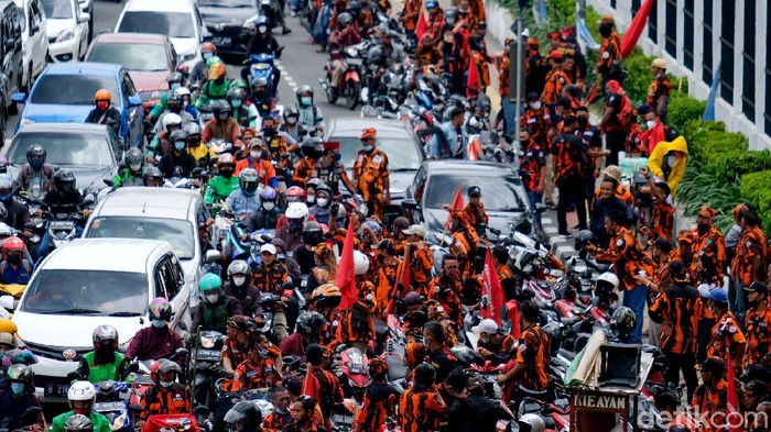 Massa Pemuda Pancasila mulai mendatangi Gedung DPR. Akibatnya, arus lalu lintas di Jalan Gatot Subroto pun tersendat. Ini fotonya.