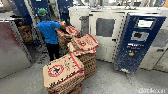 Menengok Sibuknya Aktivitas di Dermaga Semen Padang Aktivitas di dermaga Semen Padang tak henti bergeliat. Sementara itu, total ekspor semen PT Semen Padang hingga semester I 2021 telah capai 1,1 juta metric ton.