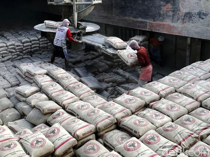 Aktivitas di dermaga Semen Padang tak henti bergeliat. Sementara itu, total ekspor semen PT Semen Padang hingga semester I 2021 telah capai 1,1 juta metric ton.