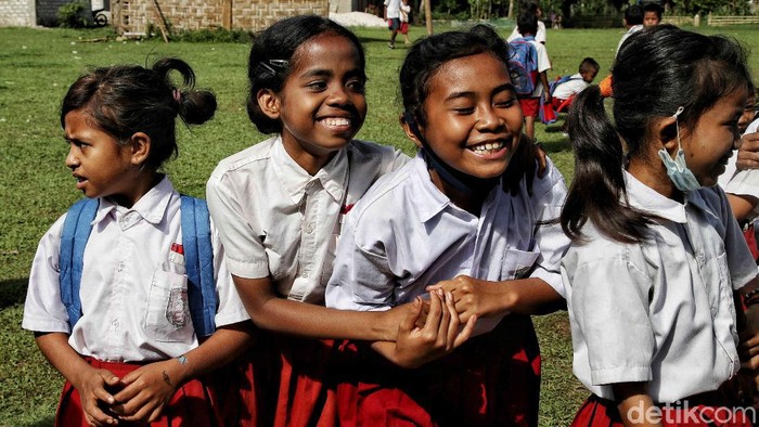 Menjaga Semangat Anak-anak di Pelosok Negeri Meraih Mimpi Semangat meraih mimpi dorong anak-anak di NTT giat menuntut ilmu. Lewat sekolah yang diresmikan CT Arsa Foundation mereka belajar untuk wujudkan cita-cita.