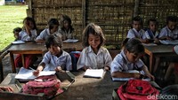 Meski tak jarang menghadapi berbagai tantangan, anak-anak di daerah tersebut tak patah semangat untuk menempuh pendidikan.