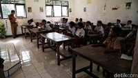 Diketahui, sekolah ini memiliki 29 siswa dan 40 siswi, serta 7 orang guru. Dahulu bangunan sekolah ini berbentuk seperti gubuk. Namun kemudian CT Arsa Foundation memberikan bantuan dengan melakukan renovasi dan membangun bangunan sekolah baru.