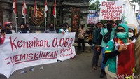 Kedatangan buruh tersebut lantaran kenaikan UMK Kabupaten Demak 2022 yang sudah dibahas sebelumnya hanya disepakati sebesar 0,06 persen.
