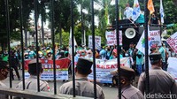 Aksi buruh ini dijaga aparat kepolisian dan Satpol PP.