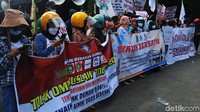 Mereka membawa beragam spanduk berisi tuntutan.