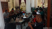Massa sempat diterima Plt Asisten II, M Agus Nugroho dan akan menyampaikan tuntutan buruh kepada Bupati Demak.
