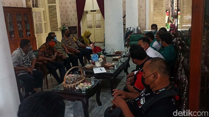 Minta Upah Naik 10 %, Buruh Geruduk Kantor Bupati Demak Puluhan buruh mendatangi Kantor Bupati Demak, Kamis (25/11/2021). Mereka meminta kenaikan Upah Minimum Kabupaten (UMK) Demak sebesar 10 persen.