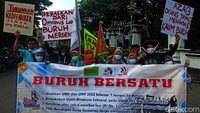 Puluhan buruh mendatangi Kantor Bupati Demak meminta kenaikan Upah Minimum Kabupaten (UMK) sebesar 10 persen.