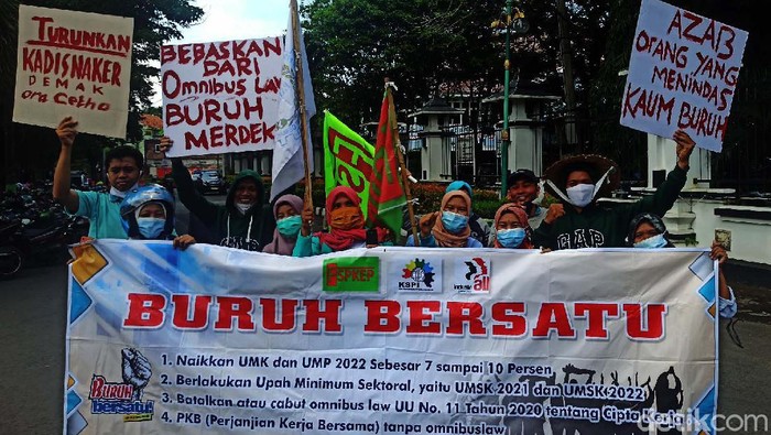 Minta Upah Naik 10 %, Buruh Geruduk Kantor Bupati Demak Puluhan buruh mendatangi Kantor Bupati Demak, Kamis (25/11/2021). Mereka meminta kenaikan Upah Minimum Kabupaten (UMK) Demak sebesar 10 persen.