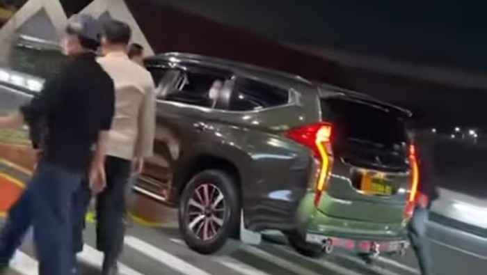 Mobil dinas TNI yang dinaiki Anggiat Pasaribu setelah cekcok dengan Arteria Dahlan