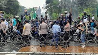 Petugas gabungan terdiri dari polisi, Satpol PP dan Linmas bersiaga di lokasi. Kawat berduri dipasang mengelilingi bagian depan Gedung Grahadi dan di halaman depan Taman Apsari dipasang pagar dengan kawat berduri.