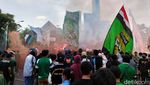 Momen Bonek Geruduk Gedung Grahadi Surabaya