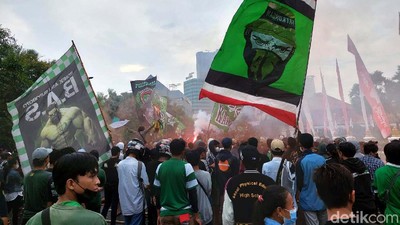Momen Bonek Geruduk Gedung Grahadi Surabaya