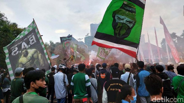 Momen Bonek Geruduk Gedung Grahadi Surabaya